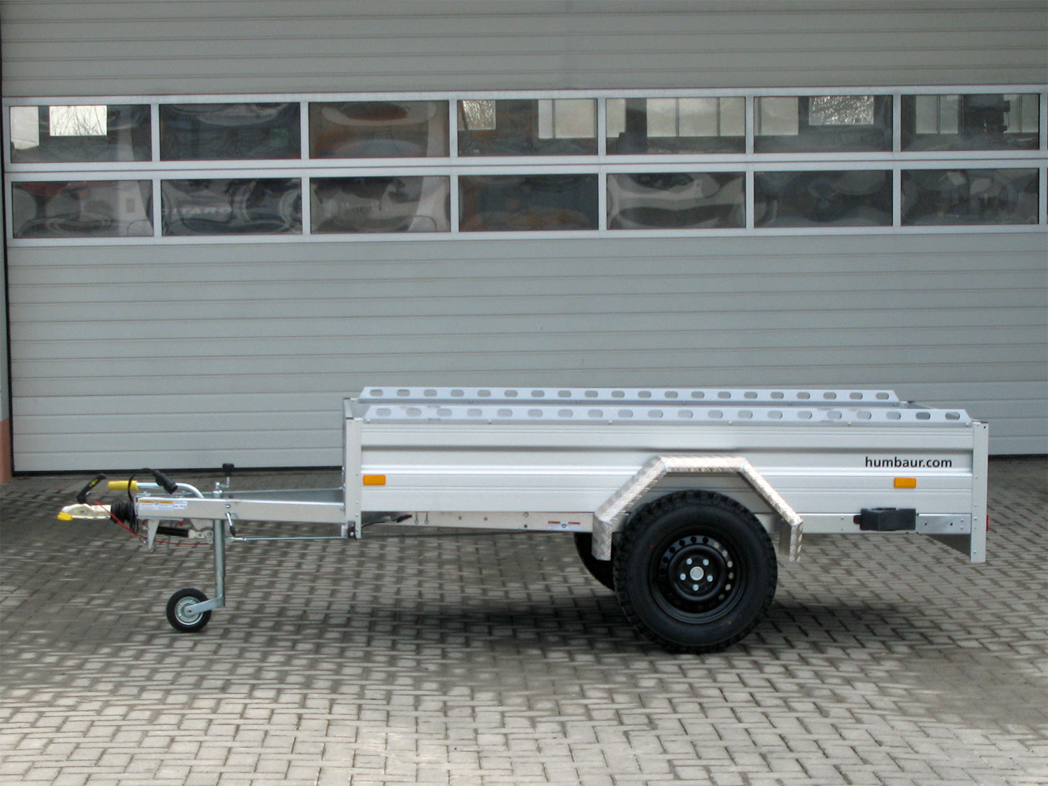 hu1528_humbaur_ha132513_kv_offroad_3MIZrtf3nECSIm.jpg Humbaur HA132513 KV Offroad Offroad-Bereifung – Reling – Bild 1