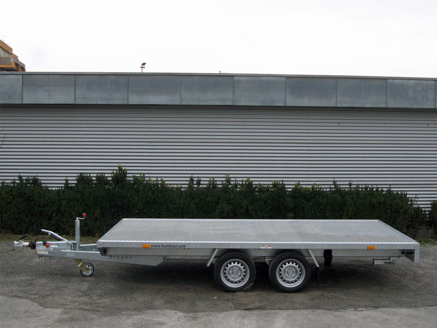 hu4060_humbaur_universal_3500_3MPlZiHYbWsbsx_cfc40dc3-4710-4b38-bd7c-47fc28c8c472.jpg Humbaur Universal 3500 Aluboden, Seilwinde, Rampen – Bild 1